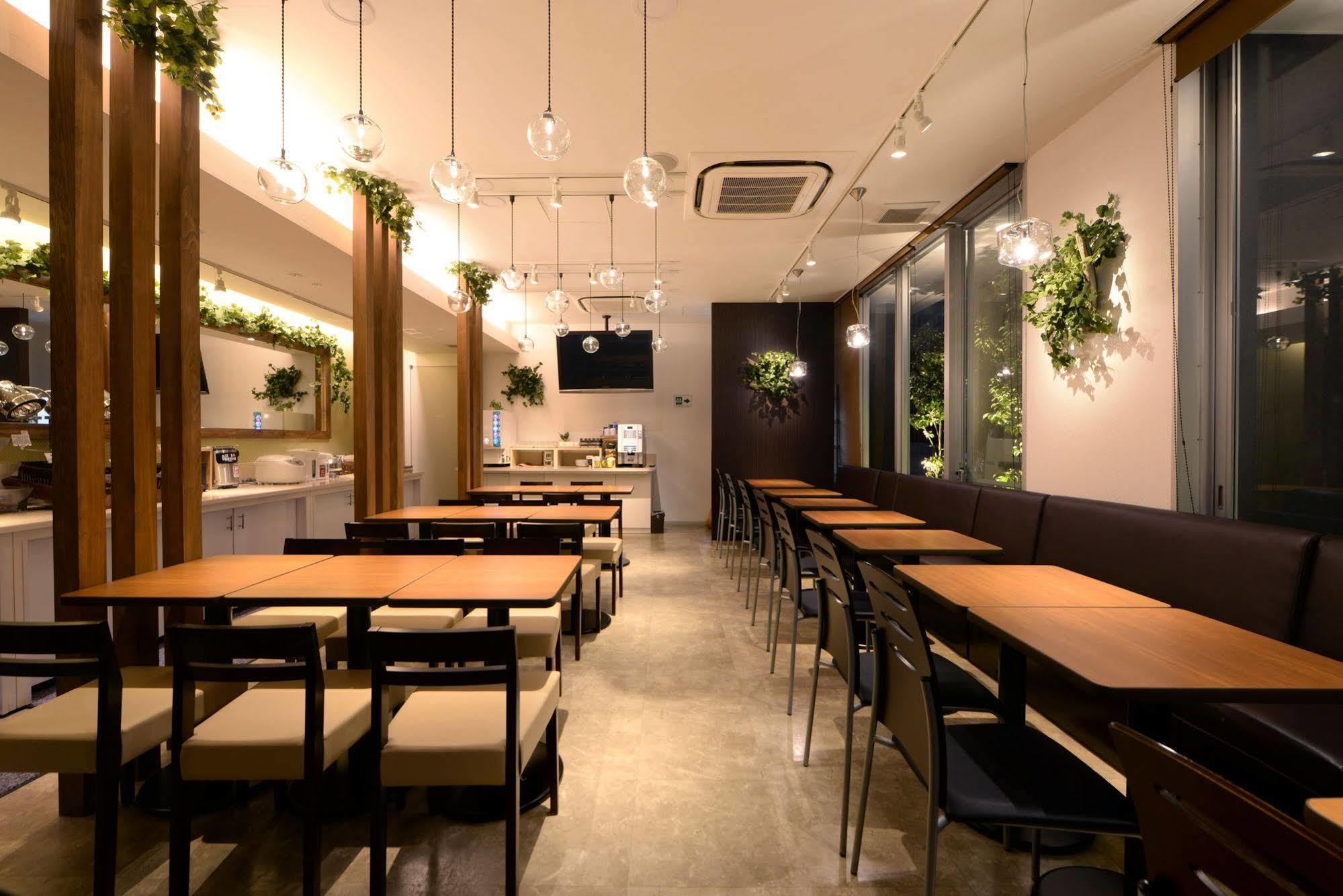 Vessel Inn Hiroshima Station Exteriör bild